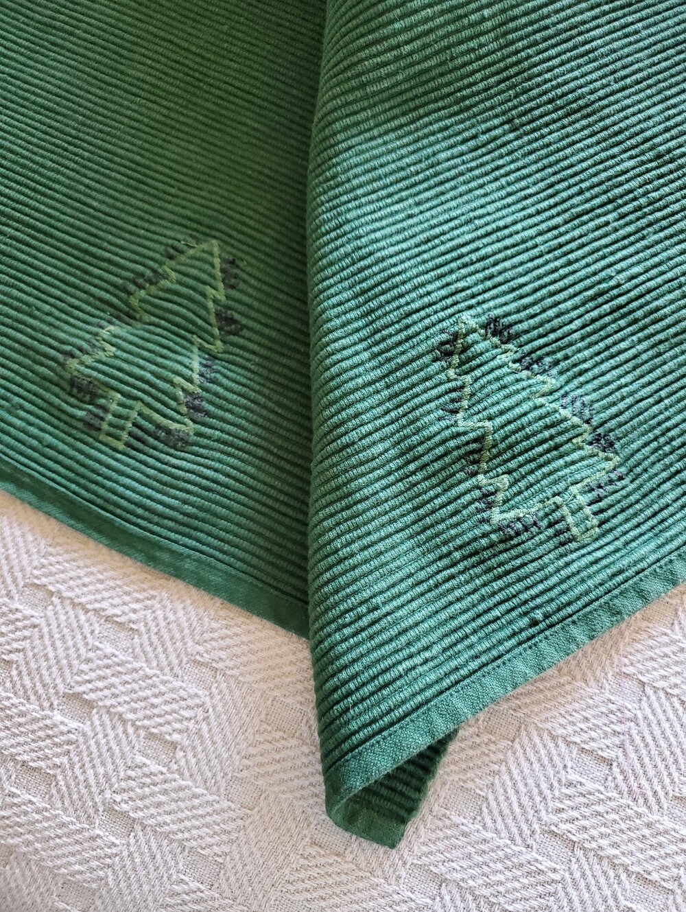 Reversible Green Ribbed Tree Table Runner Rustic Cabin Holiday Decor - Picture 5 of 11